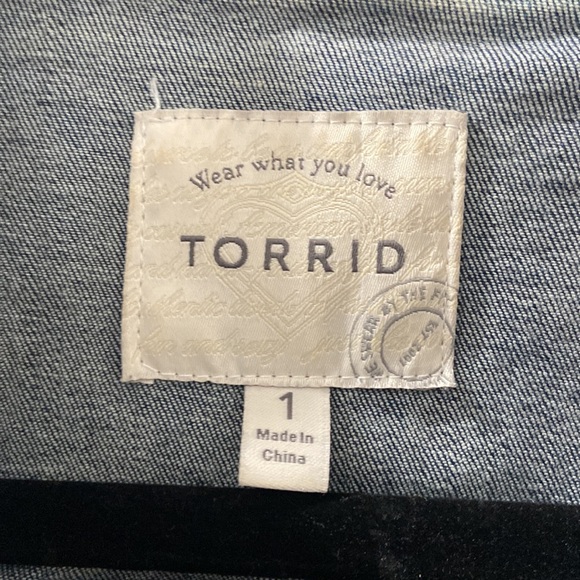 Dark denim lightly distressed Jean jacket TORRID size 1 (plus) - Picture 8 of 17